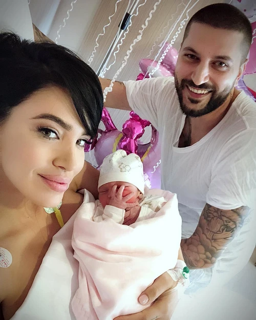Adelina Pestrițu își serbează fetița care a împlinit o lună