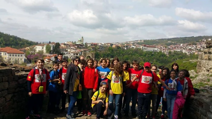 Elevii clasei a V-a Centenarii NB de la Colegiul Naţional Neagoe Basarab din Olteniţa, în excursie la Velikovo Târnovo FOTO Arghivă personală prof. Mariţa Cucuianu