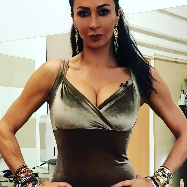 Mihaela Rădulescu, într-o rochie din catifea creată de Dana Budeanu