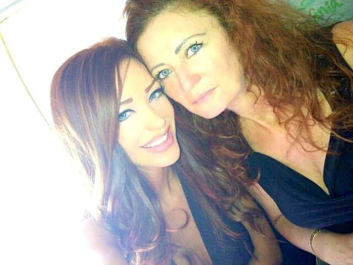 
    Bianca Drăguşanu şi mama ei  