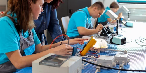 Elevi in noul atelier DRÄXLMAIER Timisoara jpg  jpg