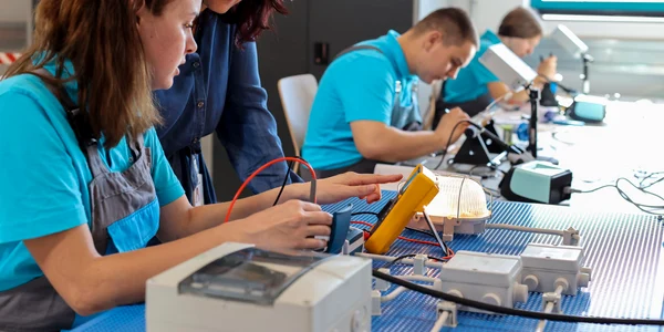 Elevi in noul atelier DRÄXLMAIER Timisoara jpg jpg