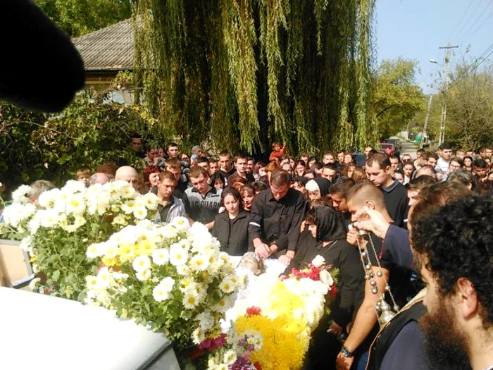 Imagini de la înmormântarea tinerei din Fieni