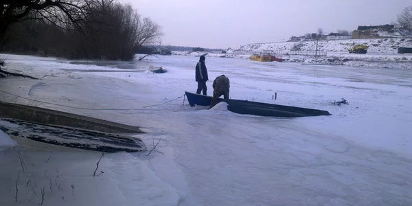 Pescari în luptă cu gheaţa de pe Prut