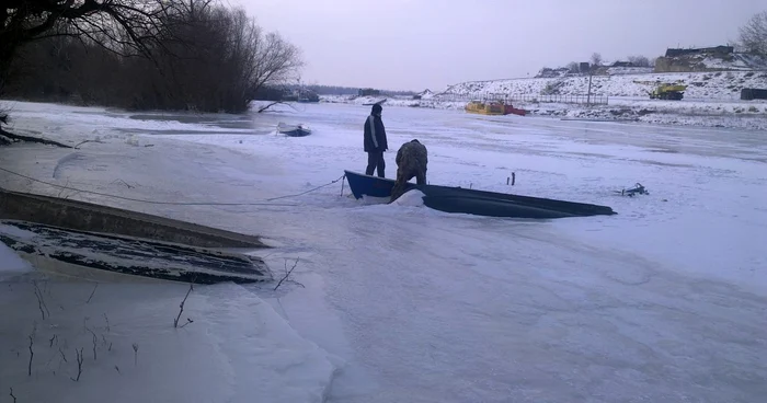 Pescari în luptă cu gheaţa de pe Prut