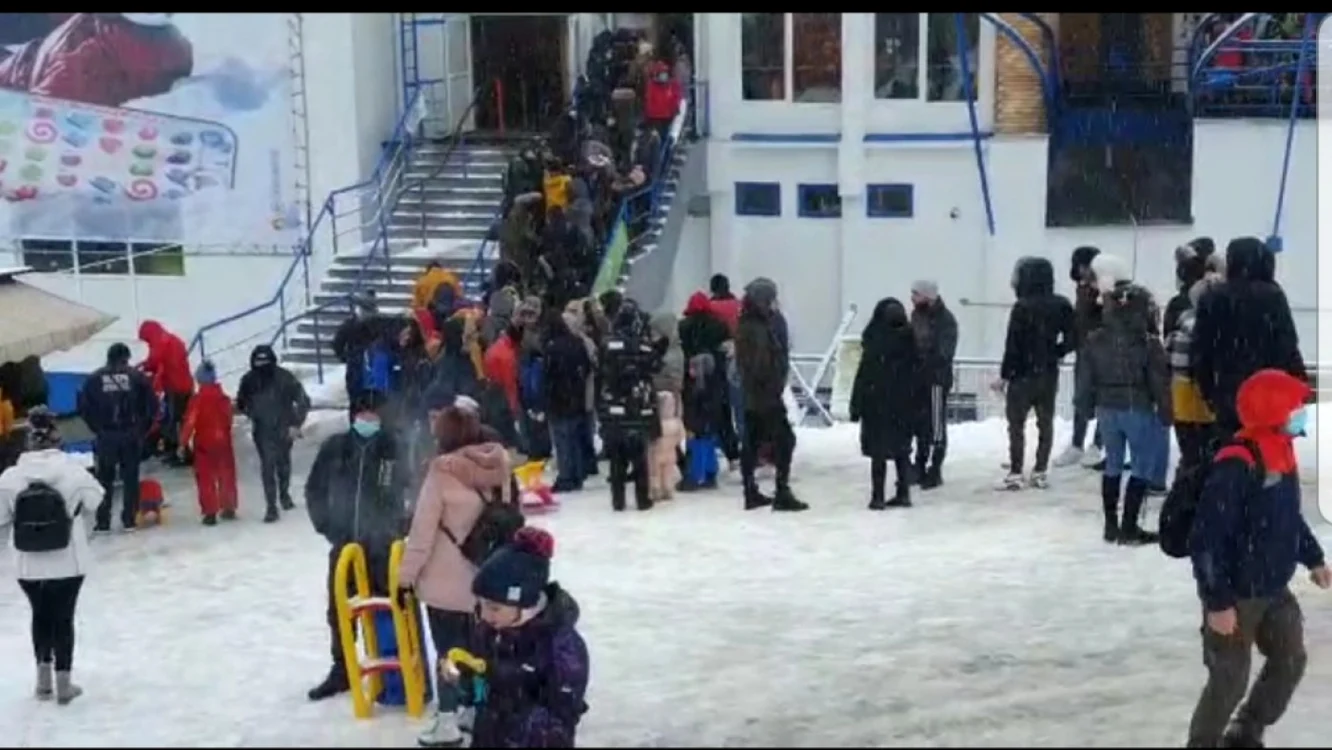Coadă la vechea telecabină din Sinaia FOTO Diana Frîncu