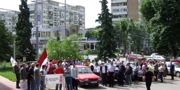 Profesorii nemţeni protesteaza de Ziua Mondială a Educaţiei