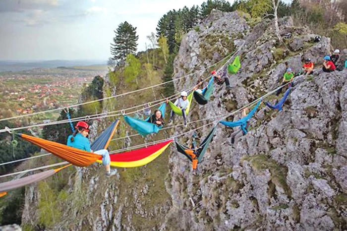 Elveţienii îşi aleg cel mai înalt loc, apoi se aruncă în aventură