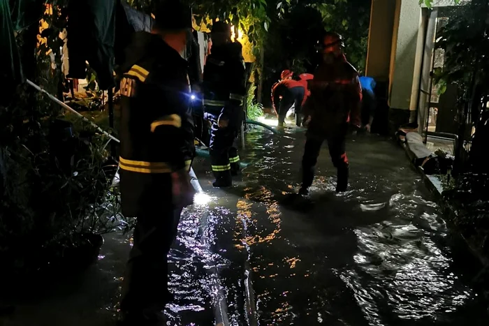 Pompierii au scos toată noaptea apa din curțile inundate, după ploile torențiale