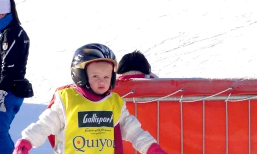 Fetiţa Mihaelei Cernea la schi (foto: arhiva personală) jpeg