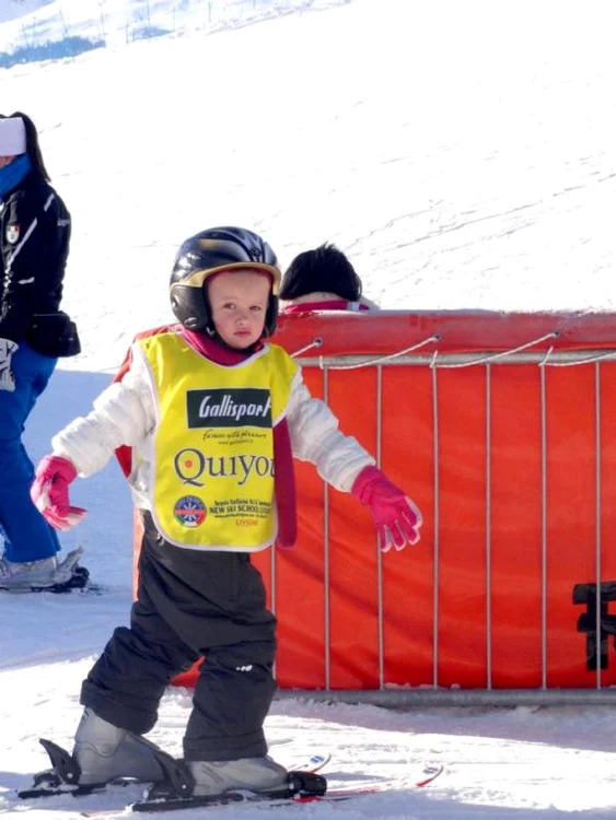 Fetiţa Mihaelei Cernea la schi (foto: arhiva personală)