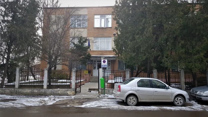 Clădirea are aproape 50 de ani. FOTO Iulian Bunilă
