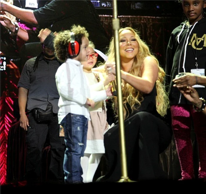 Mariah Carey este nedespărţită de copiii săi, chiar şi pe scenă