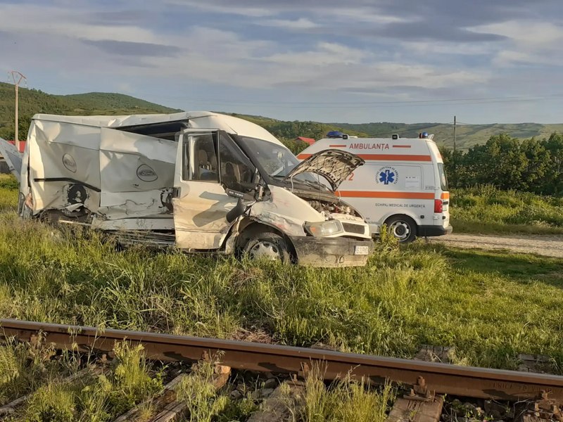 O dubă în care se aflau doi tineri a fost lovită de un tren, în Vaslui