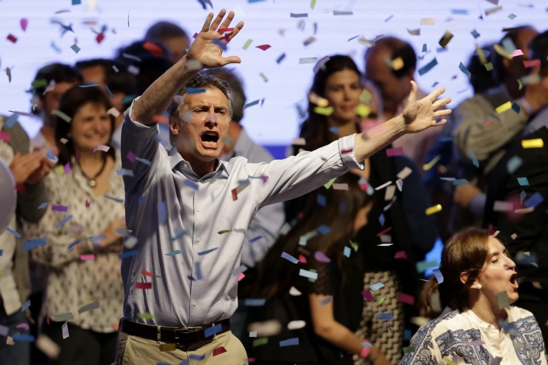 Candidatul opoziţiei la alegerile prezidenţiale din Argentina, Mauricio Macri, dansează şi cântă după ce a ţinut un discurs în faţa electoratului 25 octombrie 2015 FOTO AP
