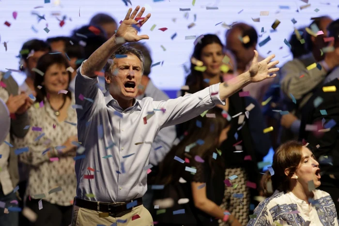 Candidatul opoziţiei la alegerile prezidenţiale din Argentina, Mauricio Macri, dansează şi cântă după ce a ţinut un discurs în faţa electoratului 25 octombrie 2015 FOTO AP