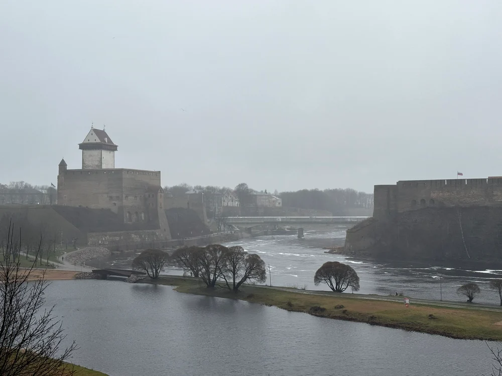 Narva – oraș estonian cu populație rusofonă, situat chiar pe linia de contact dintre NATO și Rusia