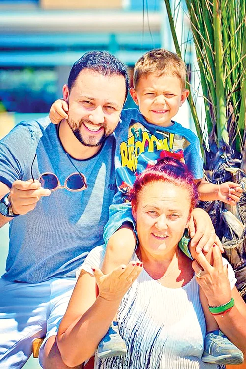 Cătălin Măruţă ajutat de mama  lui, Rusalina,  din Târgu Jiu 