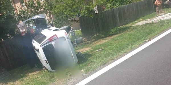 Autoturism răsturnat pe Valea Oltului DN7-E81 la Călineşti - Brezoi în judeţul Vâlcea cu o victimă Foto Adevărul