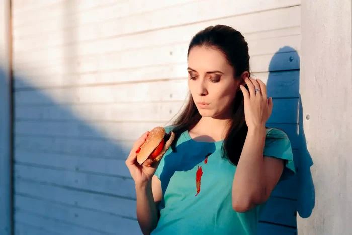 Cum să elimini, rapid, petele de roșii de pe haine.