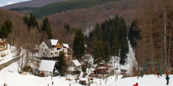 Staţiunea Şugaş se află în inima munţilor Baraolt. 