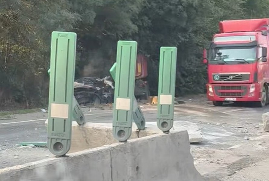 Accident grav pe Centura București. Un șofer a murit după ce o basculantă a intrat pe contrasens. Vehiculele au trecut prin parapeți