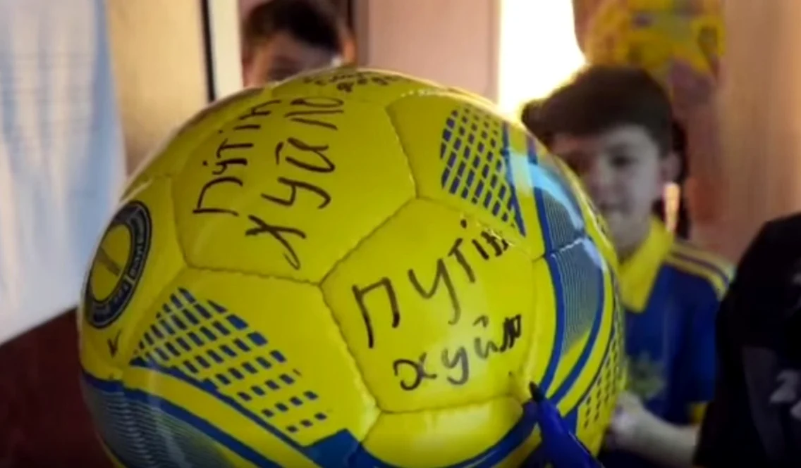 Refugiaţi ucraineni în campusul şcolar din Călimăneşti - Vâlcea Foto captură video