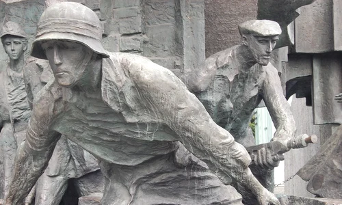 Monument ridicat în memoria Revoltei din Varșovia (© Pixabay)