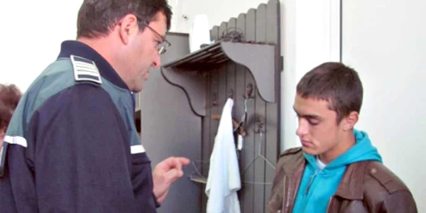 Sebastian Raba, elev în clasa a XI-a, le explică poliţiştilor cum a luat bătaie în faţa şcolii