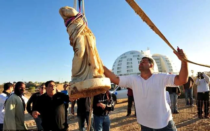 O străveche statuie romană, scoasă la lumină de o furtună puternică