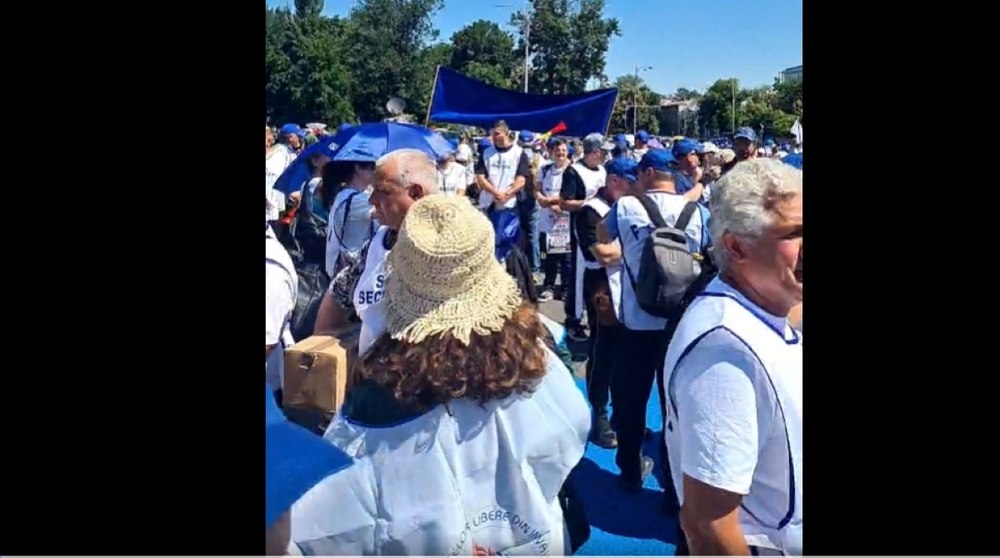 Profesorii ies din nou în stradă. Protest de amploare în fața Guvernului și a Parlamentului. „Destul! Educaţia cere respect!” 