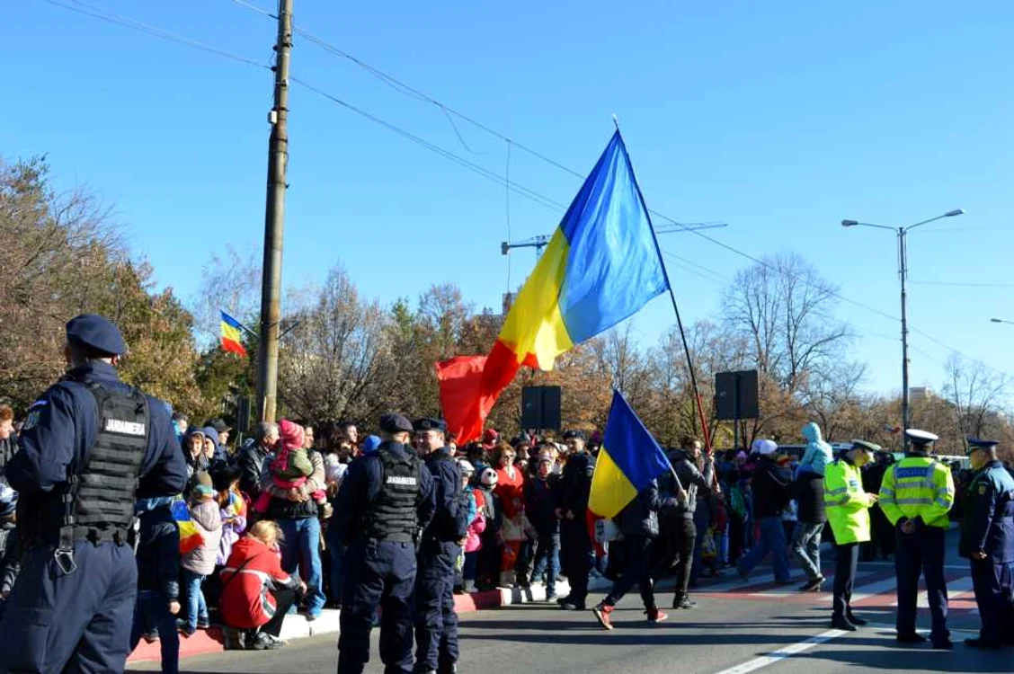 Ceremonie militară deretragere cu torţie, la Ploieşti de 1 Decembrie FOTO Dana Mihai