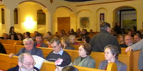 Zeci de bistriţeni au cumpărat tablouri în scop umanitar 