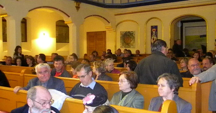 Zeci de bistriţeni au cumpărat tablouri în scop umanitar