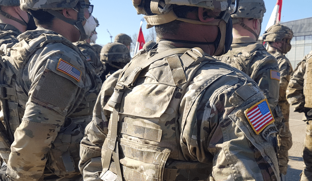 Românce seduse și înșelate de un fals militar american. I-au trimis mii de euro prin intermediul unui complice