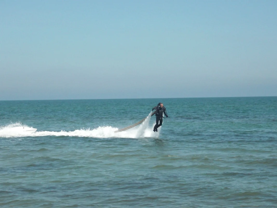 Primul turist care s-a dat cu flyboard-ul