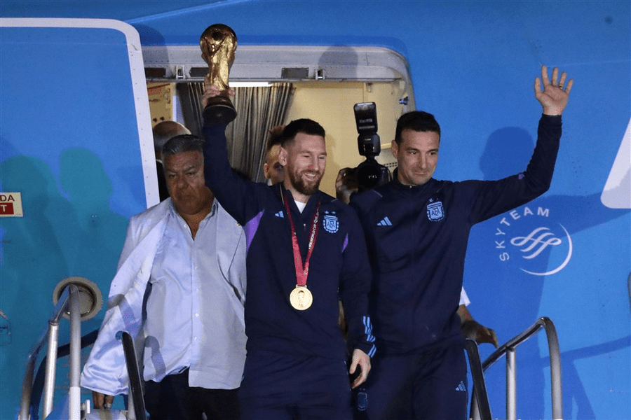 Lionel Messi și coechipierii au ajuns la Buenos Aires. Fotbaliștii care aduc Cupa Mondială în Argentina, întâmpinați de o mulțime de fani VIDEO