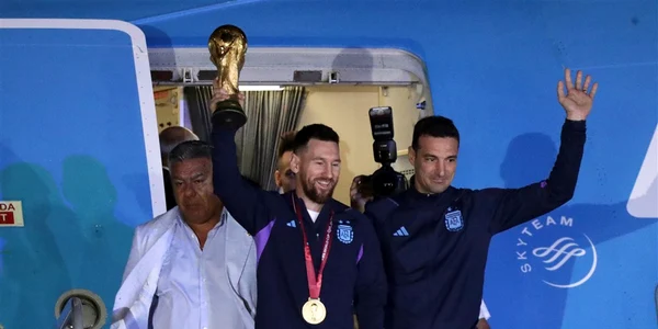 Lionel Messi și Lionel Scaloni coboară din Avion la Buenos Aires, cu Cupa Mondială Foto EPA EFE