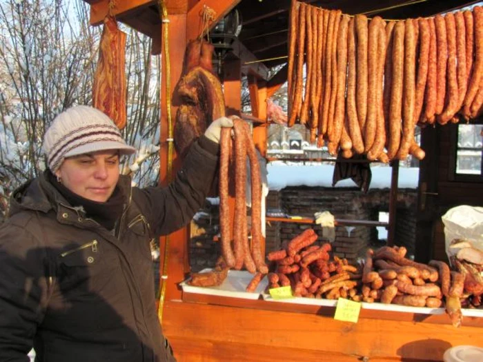 Producătoarea ne
arată ce a adus la târg FOTO :
Adevărul