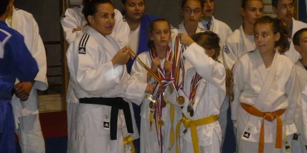 Lena Sterea împreună cu elevii săi de la Turnu Severin 