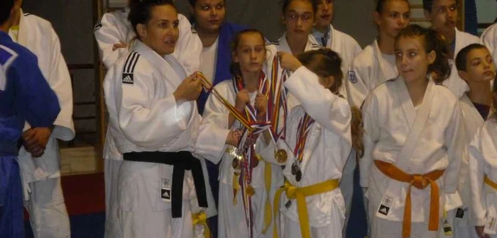 Lena Sterea împreună cu elevii de la Drobeta Turnu Severin