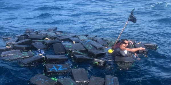 Fotografia publicată de Marina Colombiană arată salvarea a trei bărbaţi după un naufragiu al unei bărci care transporta 1  2 tone de cocaină Bărbaţii au supravieţuit plutind pe pungi cu cocaine în Tumaco Columbia FOTO AFP