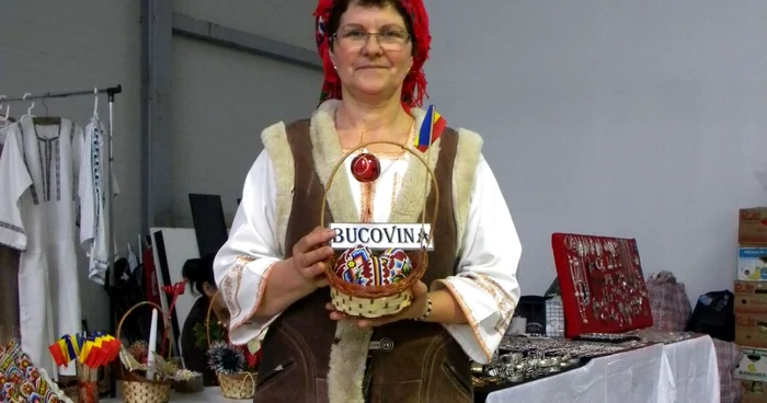Virginica ţese costume populare specifice zonei Bucovinei