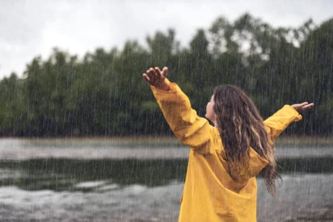 Ce înseamnă când o persoană preferă să se ude în ploaie decât să folosească umbrelă.