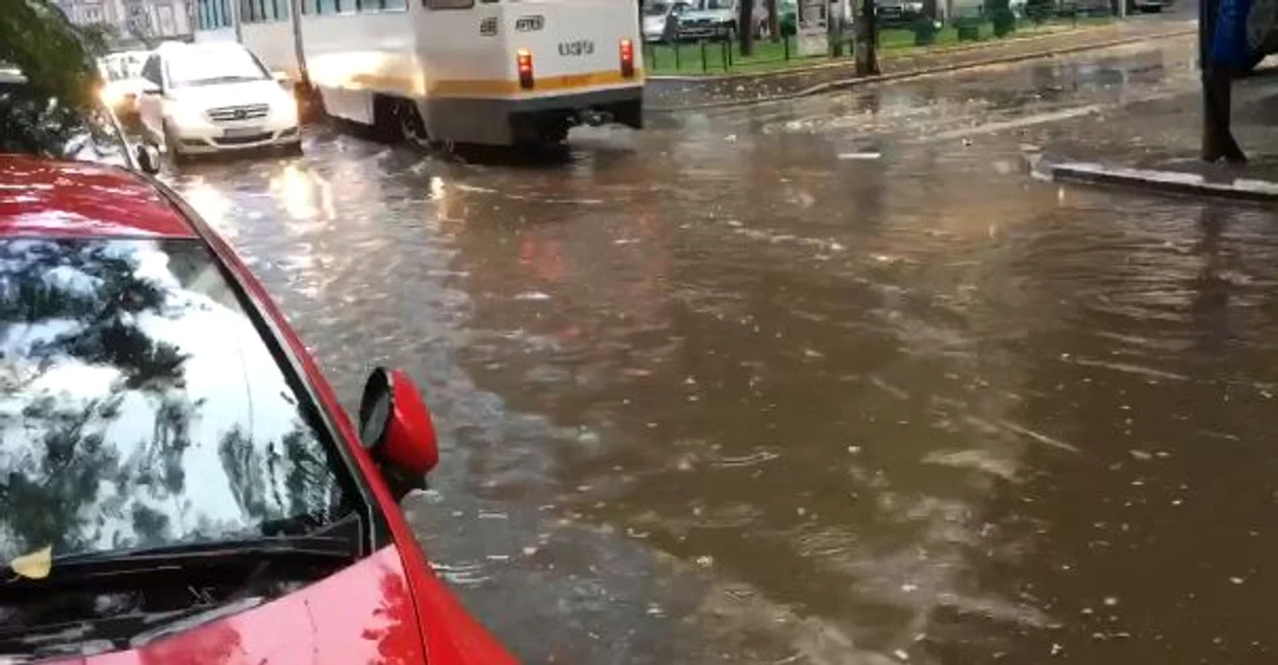 Apa s-a acumulat în cantități semnificative pe unele străzi din Capitală