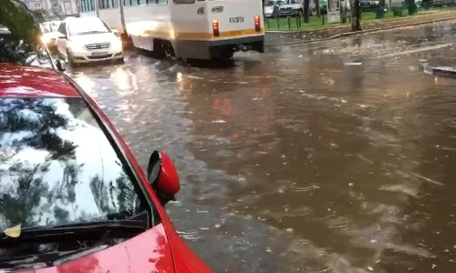 Apa s a acumulat în cantități semnificative pe unele străzi din Capitală  jpeg