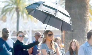 O armată de  bodyguarzi  a însoţit o  pe vedetă şi   pe copiii ei la  Disneyland jpeg