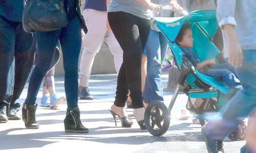 O armată de  bodyguarzi  a însoţit o  pe vedetă şi   pe copiii ei la  Disneyland jpeg