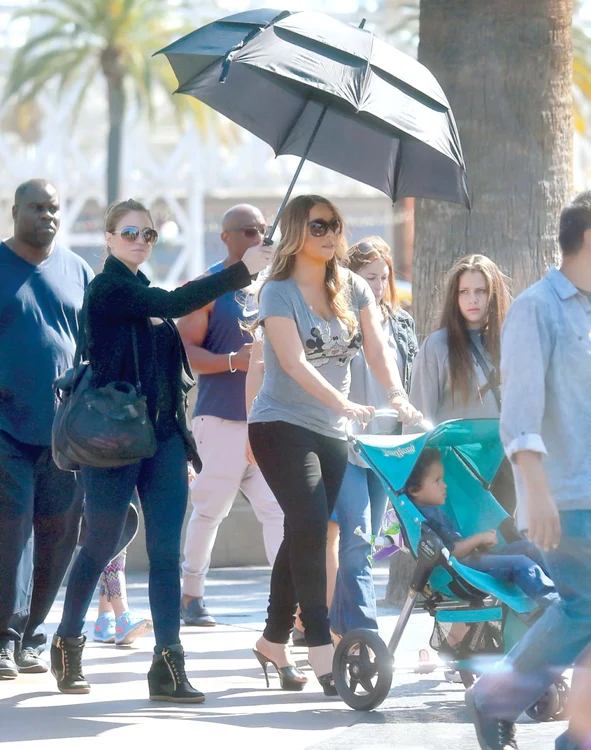 O armată de  bodyguarzi  a însoţit-o  pe vedetă şi   pe copiii ei la  Disneyland