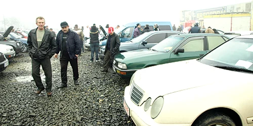 Hunedorenii trec indiferenţi pe lângă autoturismele expuse în piaţa de maşini
